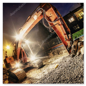 Koparka podczas nocnej interwencji serwisowej